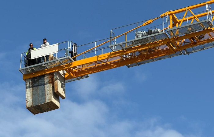 Malatya Doğanşehir’de Maaşlarını Alamayan İnşaat İşçileri Kule Vinçe Çıktı