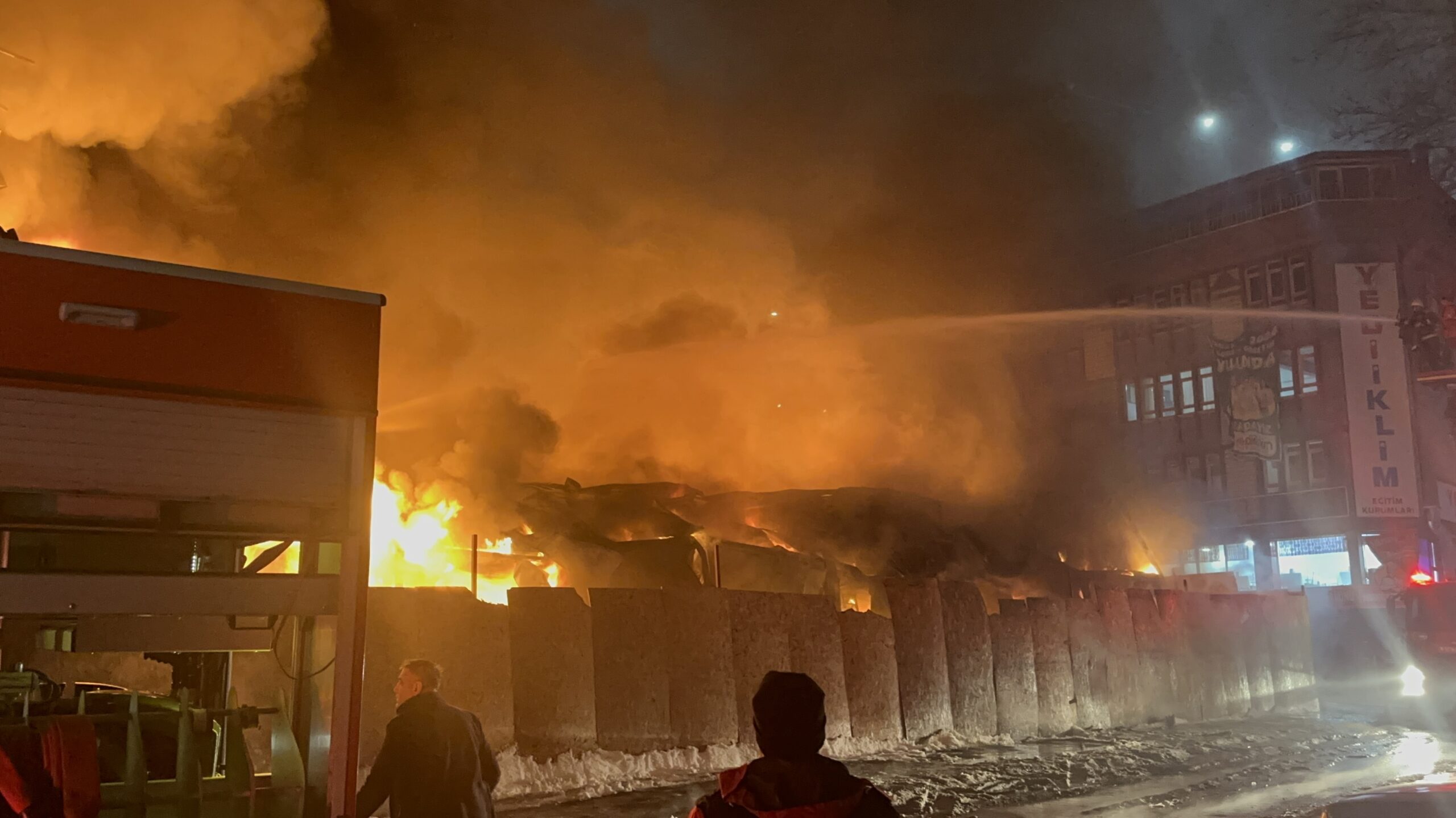 Hamidiye Mah. Nasuhu Caddesinde İşçilerin  Konteyner Yatakhanesinde Yangın Çıktı