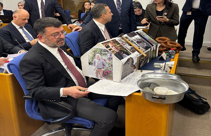 Ağbaba, Emekli Aylığının 20 Bin TL Olmasına Kartondan Tabutla Tepki Gösterdi