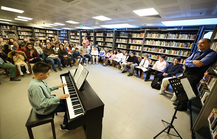 Efes Selçuk’ta  “Kütüphanede Müzik Var” Etkinliği, Katılımcılara Keyifli Anlar Yaşattı